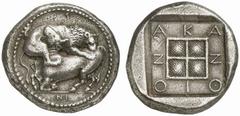 GRIECHISCHE MÜNZEN MAKEDONIEN AKANTHOS. Tetradrachmon, 430-390. Löwe n. r., einen n. l. niedergebrochenen Stier attackierend; im Abschnitt ΝΙ Rv. ΑΚΑ/ΝΘ/ΙΟ/Ν um ein kleines, viergeteiltes Quadratum in