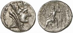 GRIECHISCHE MÜNZEN STÄDTE IN SYRIEN LAODIKEIA. Tetradrachmon, 56-55. Tychebüste mit Mauerkrone und Schleier n. r., aussen Stemma. Rv. ΛΑΟΔΙΚΕΩΝ / ΤΗΣ ΙΕΡΑΣ ΚΑΙΣ - ΑΥΤΟΝΟΜΟΥ Zeus im Himation n. l. thro