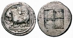 Sammlung De La Tour 2. Teil: Münzen der Antike GRIECHISCHE MÜNZEN MAKEDONIEN AKANTHOS Tetradrachmon, 500-480. Löwe n. r., einen n. l. niedergebrochenen Stier attackierend; im Felde oben l. Θ; dreifach