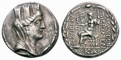 Sammlung De La Tour 2. Teil: Münzen der Antike GRIECHISCHE MÜNZEN STÄDTE IN SYRIEN LAODIKEIA Tetradrachmon, 66-65. Verschleierte Tychebüste mit Mauerkrone n. r., aussen Stemma. Rv. ΛΑΟΔΙΚΕΩΝ / ΤΗΣ ΙΕΡ