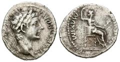 Imperio Romano TIBERIO. Denario. (Ar. 3,64g/19mm). 14-37 d.C. Lugdunum. (RIC 30). Anv: Cabeza laureada de Tiberio a derecha portando cetro, alrededor leyenda: TI CAESAR DIVI AVGVSTVS. Rev: Livia senta