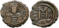Imperio Bizantino MAURICIO TIBERIO. Follis. (Ar. 11,38g/25mm). 585-6 d.C. Nicomedia. (Seaby 511). Anv: Busto coronado y con coraza de Mauricio Tiberio sosteniendo cruz, alrededor leyenda. Rev: M grand