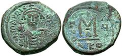 Imperio Bizantino MAURICIO TIBERIO. Follis. (Ae. 13,63g/30mm). 586-587 d.C. Nicomedia. (Seaby 512). Anv: Busto con casco y coraza de Mauricio Tiberio de frente portando globo y escudo, alrededor leyen