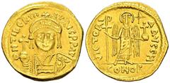 Imperio Bizantino MAURICIO TIBERIO. Sólido. (Au. 4,33g/21mm). 583-601 d.C. Constantinopla. (Seaby 478). Anv: Busto drapeado y con coraza de Mauricio Tiberio de frente portando globo crucífero y escudo