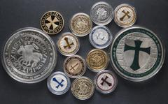 Monedas Extranjeras TEMPLARS. Set of 12 silver-plated steel coins of the Knights Templar, of which 10 have these weights and measures: 29.45g / 40.00mm and 2 are 334g / 58.5mm. TO EXAMINE.