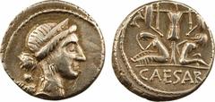 Jules César, denier, Espagne, 46-45 av. J.-C. A/Anépigraphe. Tête diadémée de Vénus à droite, un petit Cupidon sur son épaule droite. R/A l'exergue, CAESAR. Trophée constitué d'armes gauloises entre d