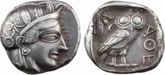 Attique, tétradrachme, Athènes, c.480-400 av. J.-C. A/Anépigraphe. Tête d'Athéna à droite, coiffée du casque à aigrette, orné sur le devant de trois feuilles d'olivier ; elle porte des boucles d'oreil