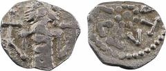Chartres et région de Chartres (?), denier mérovingien, s.d. (c.700) . Personnage de face, tenant deux enseignes. R/// VTATLL //. Fleur formée d'un besant central et de huit points, grènetis extérieur