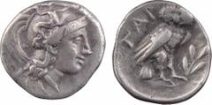 Calabre, Tarente, drachme, c.302-280 av. J.-C. A/Anépigraphe. Tête d'Athéna à droite, coiffée du casque attique orné de Scylla à droite. R/[TAR]. Chouette debout à droite sur une branche d'olivier, le