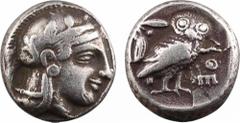 Attique, Athènes, drachme, 480-400 av. J.-C. A/Anépigraphe. Tête d'Athéna à droite, coiffée du casque à aigrette, orné sur le devant de trois feuilles d'olivier, les cheveux relevés sur le cou. R/ATHE