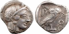 Attique, tétradrachme, Athènes, c.480-400 av. J.-C. A/Anépigraphe Tête d'Athéna à droite, coiffée du casque à aigrette, orné sur le devant de trois feuilles d'olivier ; elle porte des boucles d'oreill