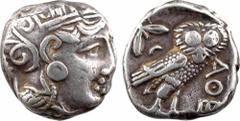 Attique, Athènes, tétradrachme, c.480-400 av. J.-C. A/Anépigraphe Tête d'Athéna à droite, coiffée du casque à aigrette, orné sur le devant de trois feuilles d'olivier ; elle porte des boucles d'oreill