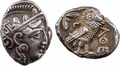 Attique, tétradrachme de style intermédiaire, Athènes, c.393-355 av. J.-C. A/Anépigraphe Tête d'Athéna à droite, coiffée du casque à aigrette, orné sur le devant de trois feuilles d'olivier ; elle por