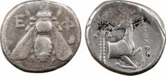 Ionie, Éphèse, tétradrachme au nom du Magistrat Timolas, c.360-350 av. J.-C. A/E/ F Abeille vue de face R/ ΤΙΜΟΛΑΣ Protomé de biche à droite, regardant à gauche ; derrière, un palmier TB+ Argent, 22,5