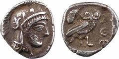 Greek coins Attique, Athènes, obole, c.449-420 av. J.-C. A/Anépigraphe Tête d'Athéna à droite, coiffée du casque à aigrette, orné sur le devant de trois feuilles d'olivier ; elle porte des boucles d'o