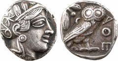 Greek coins Attique, Athènes, tétradrachme, c.480-400 av. J.-C. A/Anépigraphe Tête d'Athéna à droite, coiffée du casque à aigrette, orné sur le devant de trois feuilles d'olivier ; elle porte des bouc