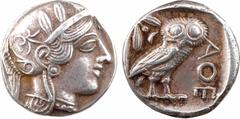 Greek coins Attique, Athènes, tétradrachme, c.480-400 av. J.-C. A/Anépigraphe Tête d'Athéna à droite, coiffée du casque à aigrette, orné sur le devant de trois feuilles d'olivier ; elle porte des bouc