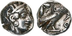 Monde grec - Greek World ATTIQUE, ATHENES, AR tétradrachme, vers 440-400 av. J.-C. D/ T. casquée d'Athéna à d., le casque orné d'un fleuron et de feuilles d'olivier. R/ AΘE Chouette à d., t. de f. A g