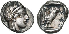 Monde grec - Greek World ATTIQUE, ATHENES, AR tétradrachme, vers 440-400 av. J.-C. D/ T. casquée d'Athéna à d., le casque orné d'un fleuron et de feuilles d'olivier. R/ AΘE Chouette à d., t. de f. A g
