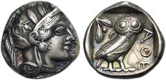 Monde grec - Greek World ATTIQUE, ATHENES, AR tétradrachme, vers 449-404 av. J.-C. D/ T. casquée d'Athéna à d., le casque orné d'un fleuron et de trois feuilles d'olivier. R/ AΘE Chouette à d., t. de 