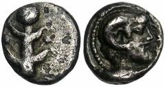 CYRENAIQUE, CYRENE, AR drachme, 480-435 av. J.-C. Droit : Plant de silphium. Revers : Tête de Zeus-Ammon à droite, avec des cornes de bélier, entourée d'un cercle de grènetis, dans un carré incus. Ref