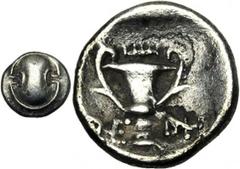 BEOTIE, THEBES, AR hémidrachme, vers 425-375 av. J.-C. Droit : Bouclier béotien. Revers : Canthare. Au-dessus, une massue à droite. En bas, ΘE-BH. Le tout dans un carré creux. Ref.: BMC 78; SNG Cop. 2