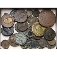 Empire romain - Roman Empire lot de 36 bronzes, dont: Néron, sesterce, R/ Temple de Janus (corrodé); Vespasien, sesterce, R/ Fortuna; Trajan, as, R/ Fortuna; Hadrien, sesterce, R/ Aequitas; Marc Aurèl