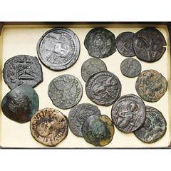 Byzance - Byzantium lot de 17 bronzes,: Maximien Hercule, fraction radiée, R/ L'empereur et Jupiter; Arcadius, AE 4, R/ L'empereur couronné par une Victoire; Jutinien Ier, follis (2); Héraclius, folli