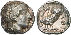 Monde grec - Greek World ATTIQUE, ATHENES, AR tétradrachme, vers 480-400 av. J.-C. D/ T. casquée d'Athéna à d., le casque l. et orné d'un fleuron. R/ AE Chouette à d., t. de f. A g., pousse d'olivier