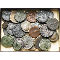 Empire romain - Roman Empire lot de 34 p., dont: Auguste divinisé, as, R/ Autel; Claude, as, R/ Libertas; Titus, as, R/ Victoire; Nerva, as, R/ Fortuna; Trajan, sesterce, R/ Figure fém.; Hadrien, sest