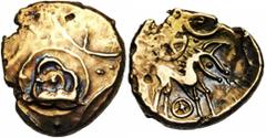ILE DE BRETAGNE, Iceni, AV statère, 45-40 av. J.-C. Type de Freckenham tardif. Or rouge. Droit : Croix. Au centre, dans un cercle, trois croissants autour d'un point, en forme de fleur. Revers : Cheva
