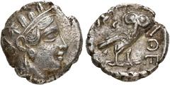 Monde grec - Greek World ATTIQUE, ATHÈNES, AR tétradrachme, 390-300 av. J.-C. D/ T. casquée d'Athéna à d., le casque orné d'un fleuron et de feuilles d'olivier. R/ AΘE Chouette à d., t. de f. À g., po
