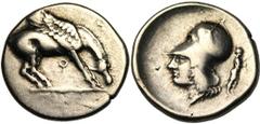 CORINTHE, AR statère, 400-350 av. J.-C. Droit : Pégase non bridé, s'abreuvant à droite. Dessous, [..]. Revers : Tête casquée d'Athéna à gauche. Derrière, statuette de Zeus nu debout à droite, tenant u