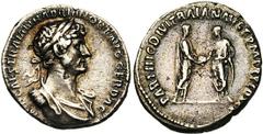 HADRIEN (117-138), AR denier, 117, Rome. Droit : IMP CAES TRAIAN HADRIAN OPT AVG GER DAC B. l., drapé, cuirassé à droite. Revers : PARTHIC DIVI TRAIAN AVG F P M TR P COS PP Trajan et Hadrien en toge, 