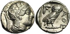 ATTIQUE, ATHENES, AR tétradrachme, 440-400 av. J.-C. Droit : Tête casquée d'Athéna à droite, le casque orné d'un fleuron et de feuilles d'olivier. Revers : AΘE Chouette à droite, tête de face. A gauch