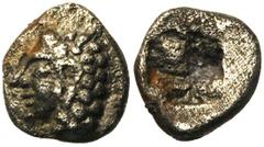IONIE, COLOPHON, AR tétartémorion, fin 6e s. av. J.-C. Droit : Tête d'Apollon à gauche. Revers : Carré creux. Ref.: SNG von Aulock 1810; SNG Kayhan 344. 0,18g.