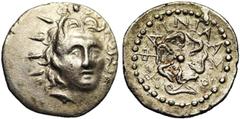 Greek ILES DE CARIE, RHODES, ville de Rhodes, AR drachme de poids attique, vers 40 av. J.-C. Droit : Tête radié d'Hélios de face, légèrement tournée à droite. Revers : Rose à six pétales épanouie. Sur