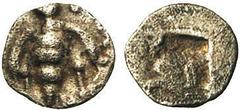 Greek world IONIE, EPHESE, AR tetartemorion, vers 480-460 av. J.-C. D/ Abeille. R/ T. d'aigle à g. SNG von Aulock -; Slg. Klein -. 0,11#g Très rare TB/B Très Beau/Beau