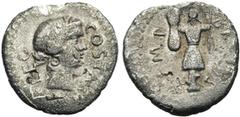 ROMAN REPUBLIC M. Iunius Brutus, AR denier, 43-42 av. J.-C., atelier itinérant. D/ T. l. d''Apollon à d. Devant, COSTA. Derrière, LEG. R/ Trophée avec deux lances et bouclier. A d., BRVTVS. A g., IMP.