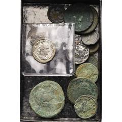 ROMAN LOTS lot de 14 p., dont Trajan, denier, R/ Pax (TB); Antonin le Pieux divinisé, sesterce, R/ Pyramide funéraire; Commode, sesterce, R/ L''empereur sacrifiant; Trajan Dèce, antoninien, R/ Dacia (