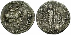 ROYAUME INDO-SCYTHE, Azès (-57-5), AR tétradrachme, 20-1 av. J.-C. Chach du nord. Droit : Le roi à cheval à droite, tenant un fouet. A droite, [..]. Revers : Zeus debout à gauche, tenant une petite Ni