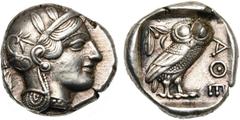 GREEK WORLD ATTIQUE, ATHENES, AR tétradrachme, vers 480-450 av. J.-C. D/ T. casquée d''Athéna à d., le casque l. et orné d''un fleuron. R/ AΘE Chouette à d., t. de f. A g., pousse d''olivier avec frui
