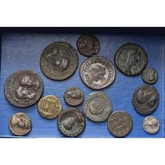 ROMAN PROVINCIAL lot de 13 p., dont Macédoine, Philippi, Auguste, R/ Trois étendards; Mésie, Nicopolis, Macrin, R/ Asclépios: Troade, Ilium, Auguste; Mysie, Pergame, Tibère et Livie, R/ Temple tétrast