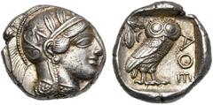 GREEK WORLD ATTIQUE, ATHENES, AR tétradrachme, vers 440-400 av. J.-C. D/ T. casquée d''Athéna à d., le casque orné d''un fleuron et de trois feuilles d''olivier. R/ Chouette à d., t. de f. A g., pouss