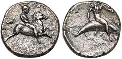 MAGNA GRAECIA CALABRE, TARENTE, AR nomos, vers 390-385 av. J.-C. D/ Jeune cavalier nu, galopant à d. En dessous, petit Λ. R/ Phalanthos ten. un acrostolion, chevauchant un dauphin à d. En dessous, pet
