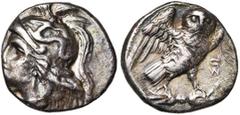 MAGNA GRAECIA CALABRE, TARENTE, AR drachme, vers 280-272 av. J.-C. D/ T. casquée d''Athéna à g., le casque orné de Scylla. R/ [TAPANTINΩN] Chouette à d., t. de f., sur un foudre, les ailes déployées. 
