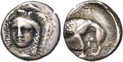 MAGNA GRAECIA LUCANIE, VELIA, AR didrachme, 350-325 av. J.-C. Groupe de Kleudoros. D/ T. casquée d''Athéna de f., légèrement tournée à g. R/ Lion à g., dévorant une proie. Entre les pattes postérieure