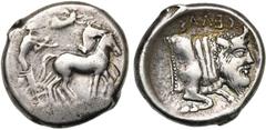 MAGNA GRAECIA SICILE, GELA, AR tétradrachme, 440-430 av. J.-C. D/ Aurige conduisant un quadrige au pas à d., les chevaux couronnés par Niké volant à d. R/ Protome de taureau androcéphale à d., la coup