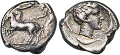 MAGNA GRAECIA SICILE, SYRACUSE, AR tétradrachme, 474-450 av. J.-C. D/ Aurige cour. par Niké volant à d., conduisant un quadrige dont les chevaux se cabrent à g. A l''ex., ketos. R/ ΣVPAKOΣI-ON T. d''A