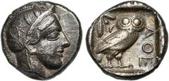 GREEK WORLD & ANCIENT ORIENT ATTIQUE, ATHENES, AR tétradrachme, vers 440-400 av. J.-C. D/ T. casquée d''Athéna à d., le casque orné d''un fleuron et de feuilles d''olivier. R/ AΘE Chouette à d., t. de